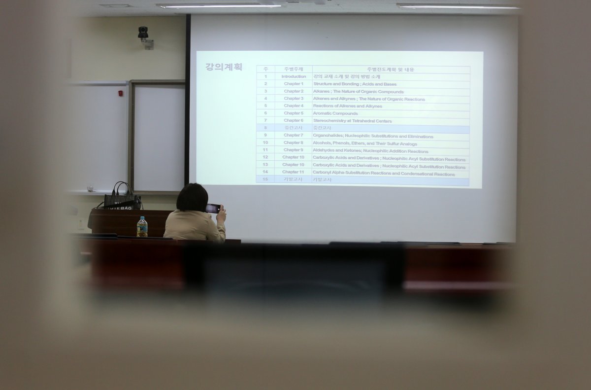전국적으로 의과대학 개강이 이뤄지고 있는 가운데 22일 오전 개강을 시작한 대전 을지대학교 의과대학 강의실에서 교수가 학생들을 기다리고 있다. 2024.4.22 뉴스1