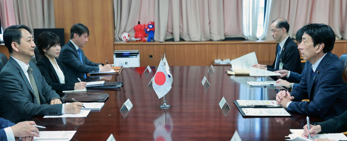 안덕근 산업통상자원부 장관(왼쪽)과 사이토 겐 일본 경제산업상(오른쪽)이 22일 도쿄에서 한일 산업장관 회의에서 대화를 나누고 있다.  산업통상자원부 제공