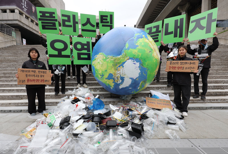 지구의 날인 22일 환경단체 회원들이 서울 종로구 세종문화회관 앞에서 ‘지구의 날, 플라스틱 오염을 끝내자’를 주제로 기자회견을 열고 퍼포먼스를 하고 있다. 뉴시스