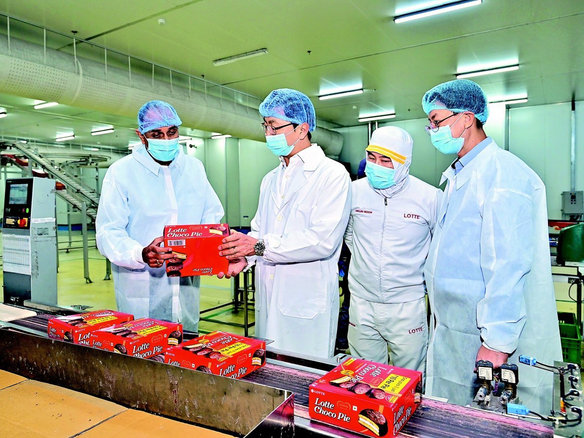 롯데 인디아, 하리아나 공장 내 롯데 초코파이 생산 라인 현장(왼쪽에서 두번째 이창엽 롯데웰푸드 대표이사). 롯데웰푸드 제공
