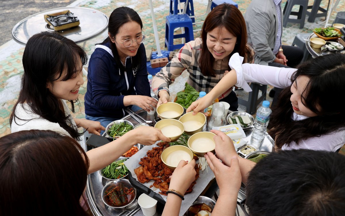 병영시장을 찾은 관광객들이 연탄불고기를 안주 삼아 술잔을 기울이는 모습. 강진군 제공