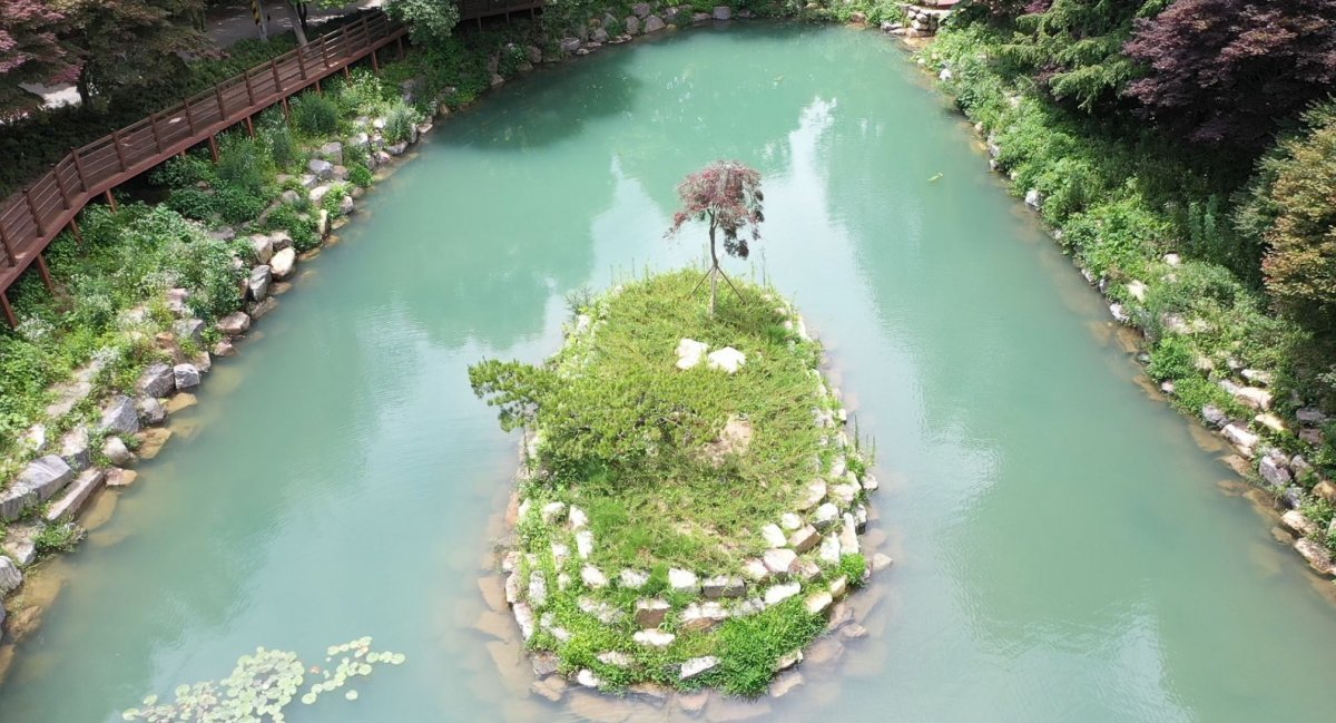 전북 임실군에 있는 성수산 왕의 숲의 연못. 태조 이성계의 건국 설화를 바탕으로 숲이 조성됐다.