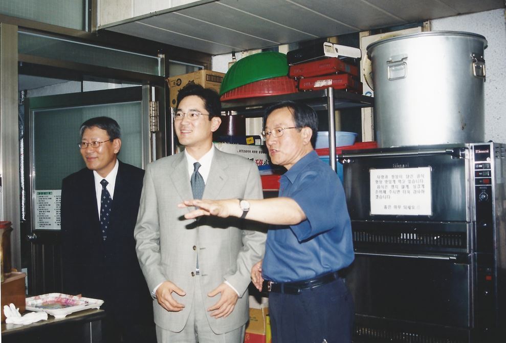 2003년 6월 이재용 삼성전자 회장(당시 상무·가운데)이 서울 영등포 요셉의원을 방문해 고(故) 선우경식 원장(오른쪽)의 안내를 받으며 시설을 둘러보고 있다.(위즈덤하우스 제공)