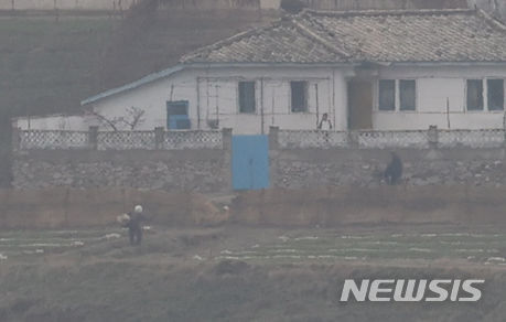 북한 황해북도 기정동 마을 주민들 모습. 2024.04.16. 뉴시스