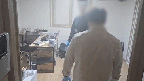 인천경찰청 형사기동대가 4월18일 인천 서구와 남동구 소재 원룸에서 해외 보이스피싱 콜센터에서 발송하는 해외 발신 전화번호를 국내 휴대전화 번호 ‘010’으로 바꿔주는 휴대폰 중계기를 관리한 혐의를 받고 있는 20대 일당을 검거하고 있다. (인천경찰청 제공) 2024.4.23