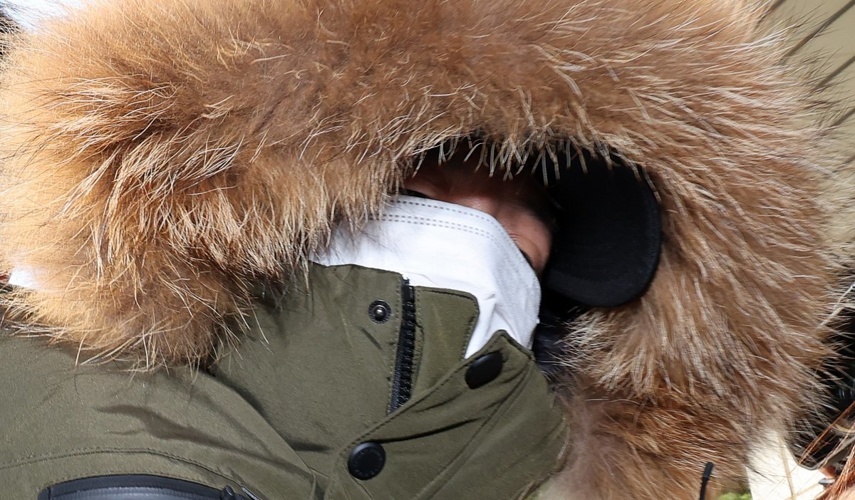 금전 문제로 의붓어머니를 살해한 뒤 친아버지 고향에 시신을 암매장한 혐의를 받는 40대 남성 배모씨가 19일 서울 양천구 서울남부지방법원에서 열린 구속 전 피의자 심문(영장실질심사)에 출석하고 있다. 2023.11.19/뉴스1