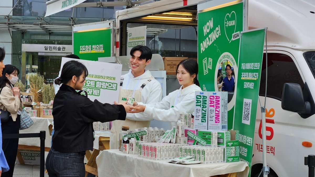 매일유업이 23일 오전 서울 광화문역 5번 출구 앞에서 출근하는 직장인들을 위한 어메이징 오트 카(car)를 준비해 행사를 진행하고 있다. 매일유업 제공
