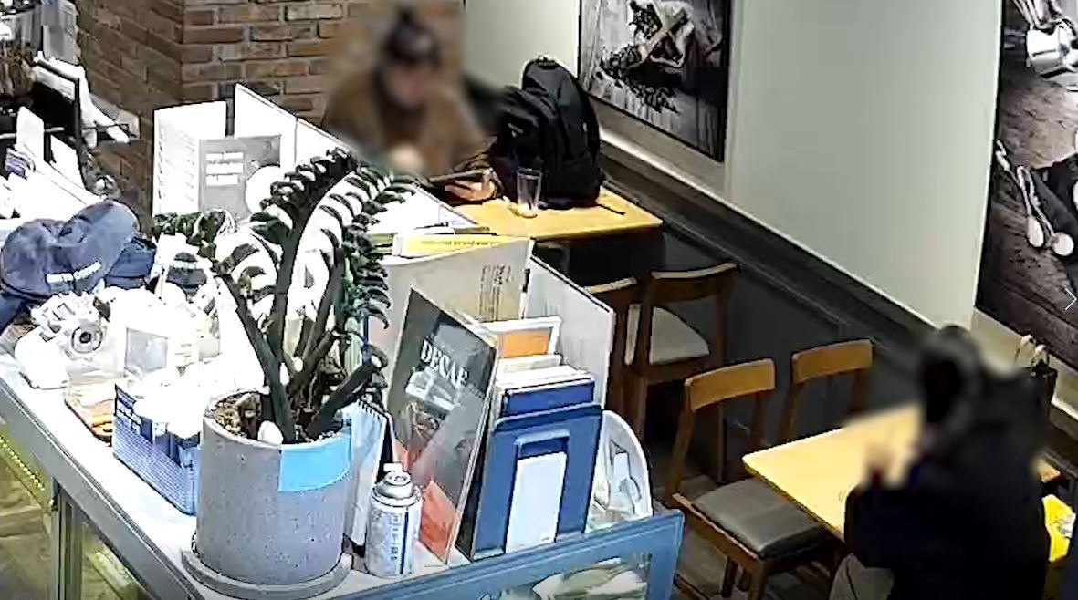 3월14일 경기 성남시 수정동의 한 카페에서 A 씨(사진 위)가 B 씨의 통화 내용을 듣고 있는 모습.  (경기남부경찰청 제공)