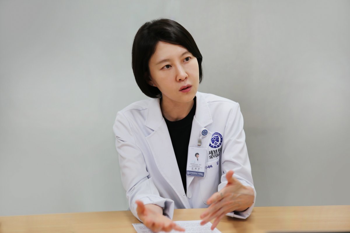 젭젤카는 2020년 6월 미국 FDA 승인을 받은 이후 현재 전 세계 16개국에서 사용 중이다. 
미국은 소세포폐암 환자의 2차 치료제 중 50% 이상의 점유율을 보이고 있다. 김혜련 연세암병원 종양내과 교수는 “오랜 기간 
효과적인 신약이 없었던 소세포폐암 분야에 모처럼 효과적인 신약이 출시됐지만 비싼 약제값 때문에 처방받지 못하는 환자들이 있다”라며
 “젭젤카의 급여화가 필요하다”고 말했다.