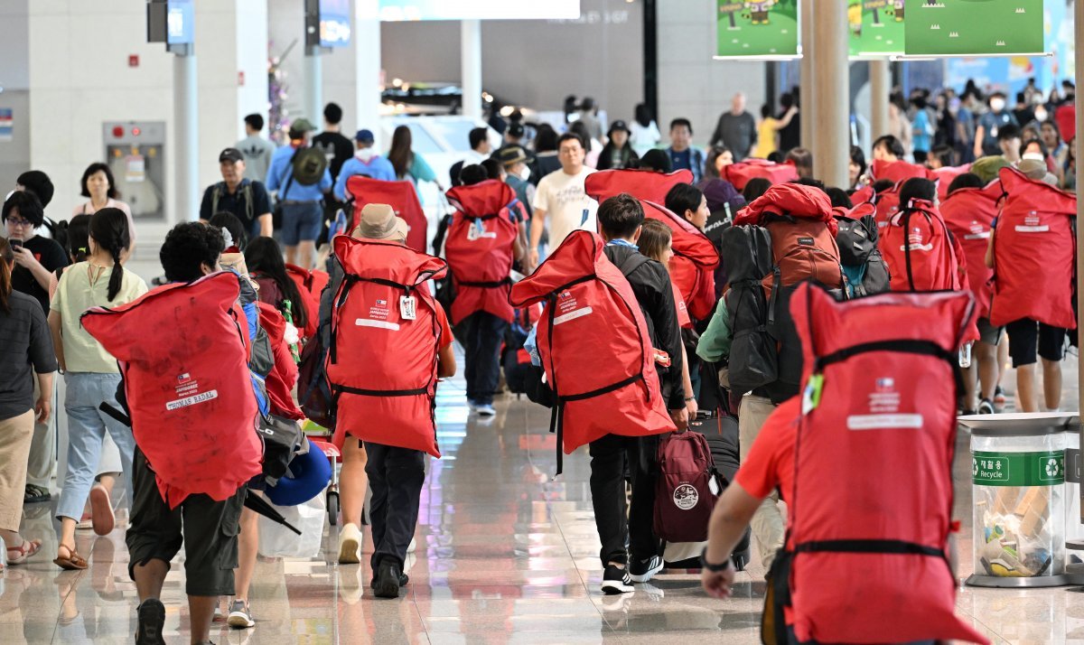 12일간의 여정을 마치고 순차적으로 본국으로 출국하기 시작한 세계스카우트 잼버리 대원들이 12일 인천국제공항에서 출국을 위해 이동하고 있다. 2023.8.12 (공항사진기자단)