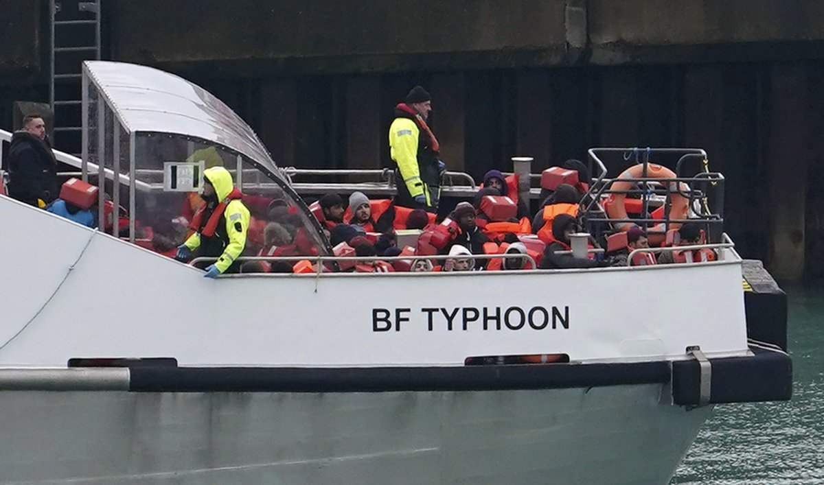 25일 영국 해협을 건너다 보트 사고를 당한 뒤 영국 해경에  구조된 불법이주민들. 도버=AP 뉴시스
