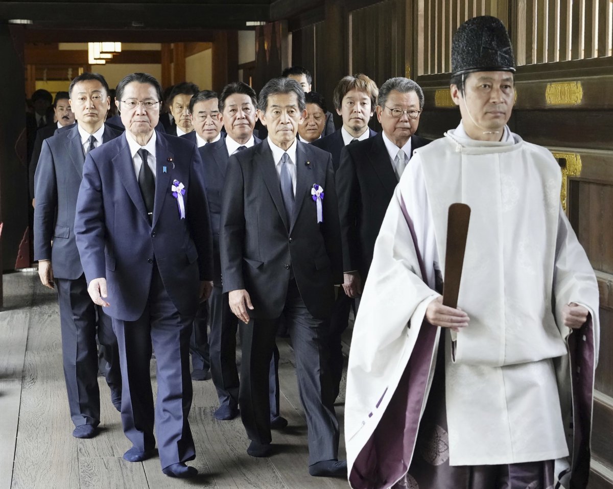야스쿠니 신사 집단 참배 나선 일본 정치인들. 뉴시스