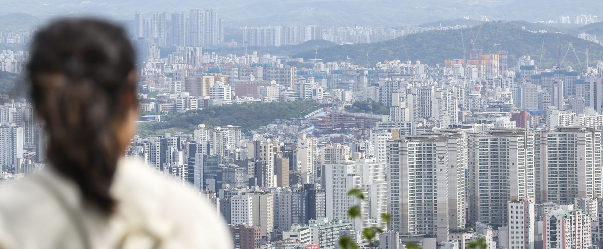 최근 부동산 시장이 혼조세를 보이고 있는 가운데, 서울 주요 지역을 중심으로 집주인들이 호가를 올리고 있다. 한국부동산원의 최신 주택가격동향조사에 따르면 이달 셋째 주(15일) 기준으로 서울 25개구 중 21개구에서 아파트 매매가격지수가 상승했다. 서울 주요 지역을 중심으로 급매물이 줄어들며 집주인들은 호가를 올리는 분위기다. 사진은 21일 서울 남산에서 바라본 아파트의 모습. 2024.04.21. 서울=뉴시스