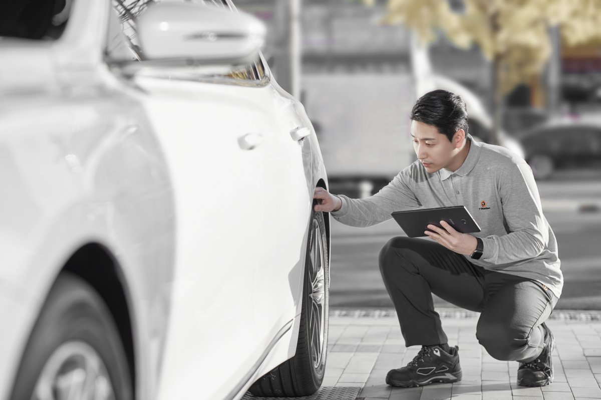 한국타이어 직원이 타이어 점검을 하는 모습. 한국타이어앤테크놀로지 제공