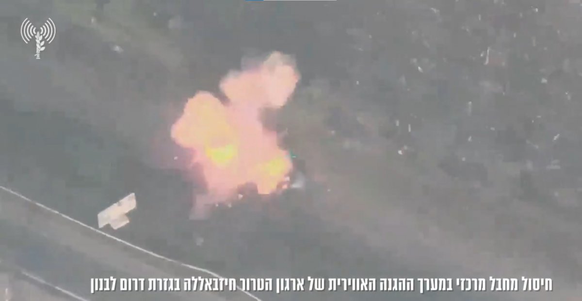 23일(현지 시간) 이스라엘군(IDF)이 레바논의 친이란 무장단체 헤즈볼라 항공부대의 지휘관급 인사인 후세인 알리 아즈쿨을 제거했다며 공개한 영상. 영상에 따르면 IDF는 무인기(드론) 공격을 통해 아즈쿨이 탑승한 차량을 폭격했다. IDF X(옛 트위터) 캡처