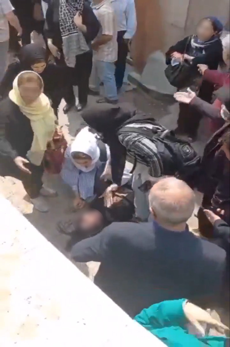 17일 이란 테헤란에서 히잡을 착용하지 않아 경찰에게 폭행을 당한 여성이 거리에 쓰러져있다. 사진 출처 X(옛 트위터) 캡처