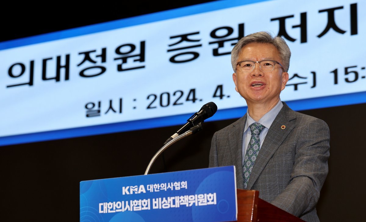 김택우 대한의사협회 비상대책위원장이 24일 오후 서울 용산구 의협회관에서 열린 ‘의대정원 증원 저지를 위한 비상대책위원회 브리핑’에서 발언하고 있다. 2024.4.24/뉴스1