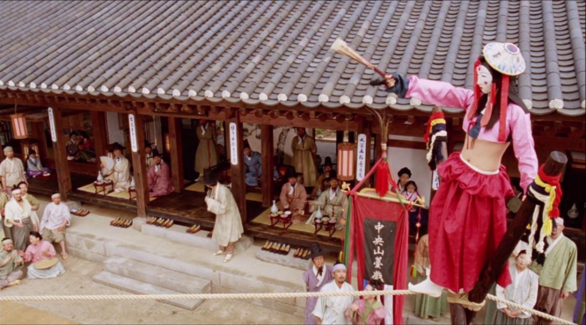 영화 ‘왕의 남자’에서 양반집 잔칫날 여장을 한 공길(이준기 분)이 줄타기 공연을 하고 있다. CJ E&M 제공