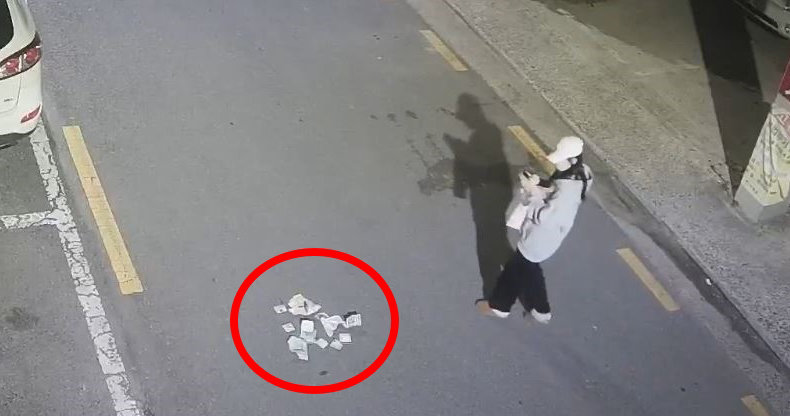 경남 하동군의 한 골목길에 떨어진 지폐들을 발견한 고등학생 1학년 B 양. 유튜브 채널 ‘경찰청’ 영상 캡처
