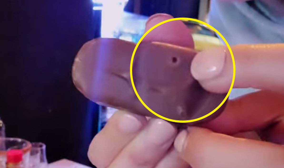 한 유튜버가 외국인에게서 받은 구멍이 난 초콜릿. 유튜브 채널 ‘빛나는 가경이’ 갈무리