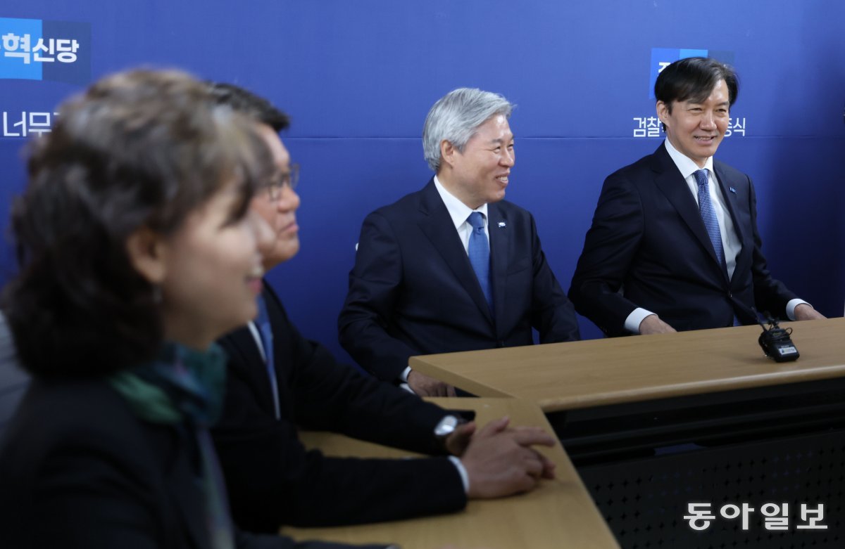 25일 원내대표 선출 투표에 앞서 조국 대표를 비롯한 당선인들이 대화하고 있다. 박형기 기자 oneshot@donga.com