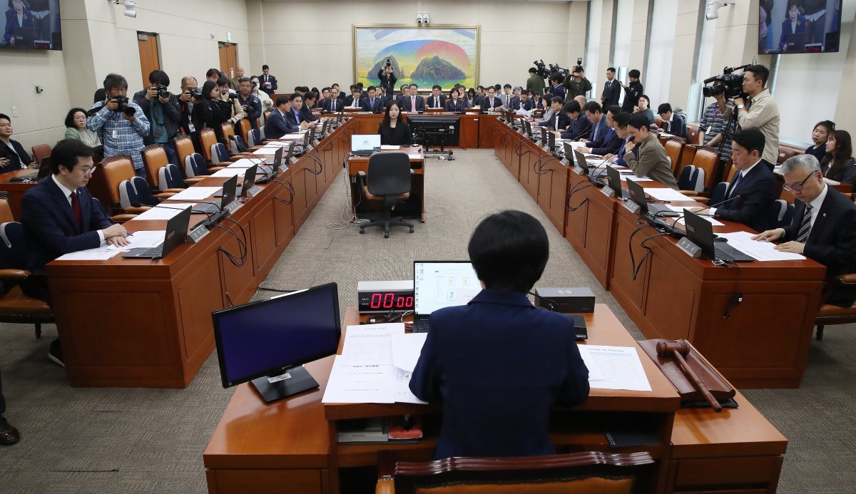 백혜련 국회 정무위원장이 23일 서울 여의도 국회에서 열린 정무위원회 전체회의를 주재하고 있다. 이날 야당 정무위 의원들은 가맹사업법(가맹사업거래 공정화에 관한 법률)과 민주유공자법(민주유공자 예우에 관한 법률)을 국회 본회의에 직회부하는 안을 단독으로 가결했다. 2024.4.23. 뉴스1