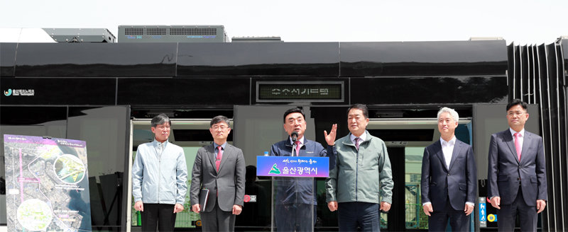 수소트램이 2027년 말 울산 남구 태화강역∼장생포 구간(4.6km)을 달린다. 17일 울산항역에서 김두겸 울산시장(왼쪽에서 세 
번째)과 서동욱 남구청장(왼쪽에서 네 번째) 등이 수소트램을 배경으로 현장 브리핑을 하고 있다. 울산시 제공