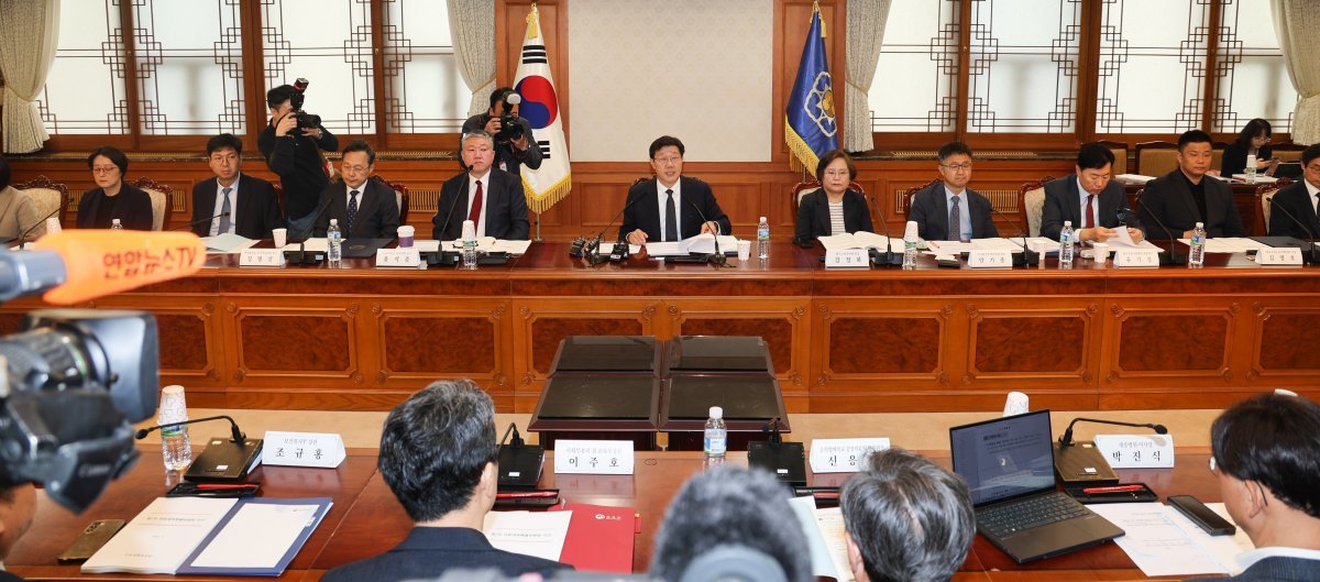 노연홍 의료개혁특별위원회 위원장이 25일 서울 종로구 정부서울청사에서 열린 제1차 의료개혁특별위원회 회의에서 모두발언을 하고 있다. 2024.4.25/뉴스1