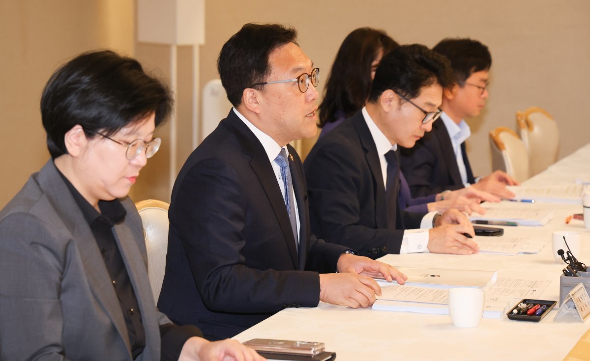 김병환 기획재정부 제1차관이 26일 서울 종로구 정부서울청사에서 열린 비상경제차관회의 겸 물가관계차관회의에서 모두발언을 하고 있다. 2024.4.26/뉴스1