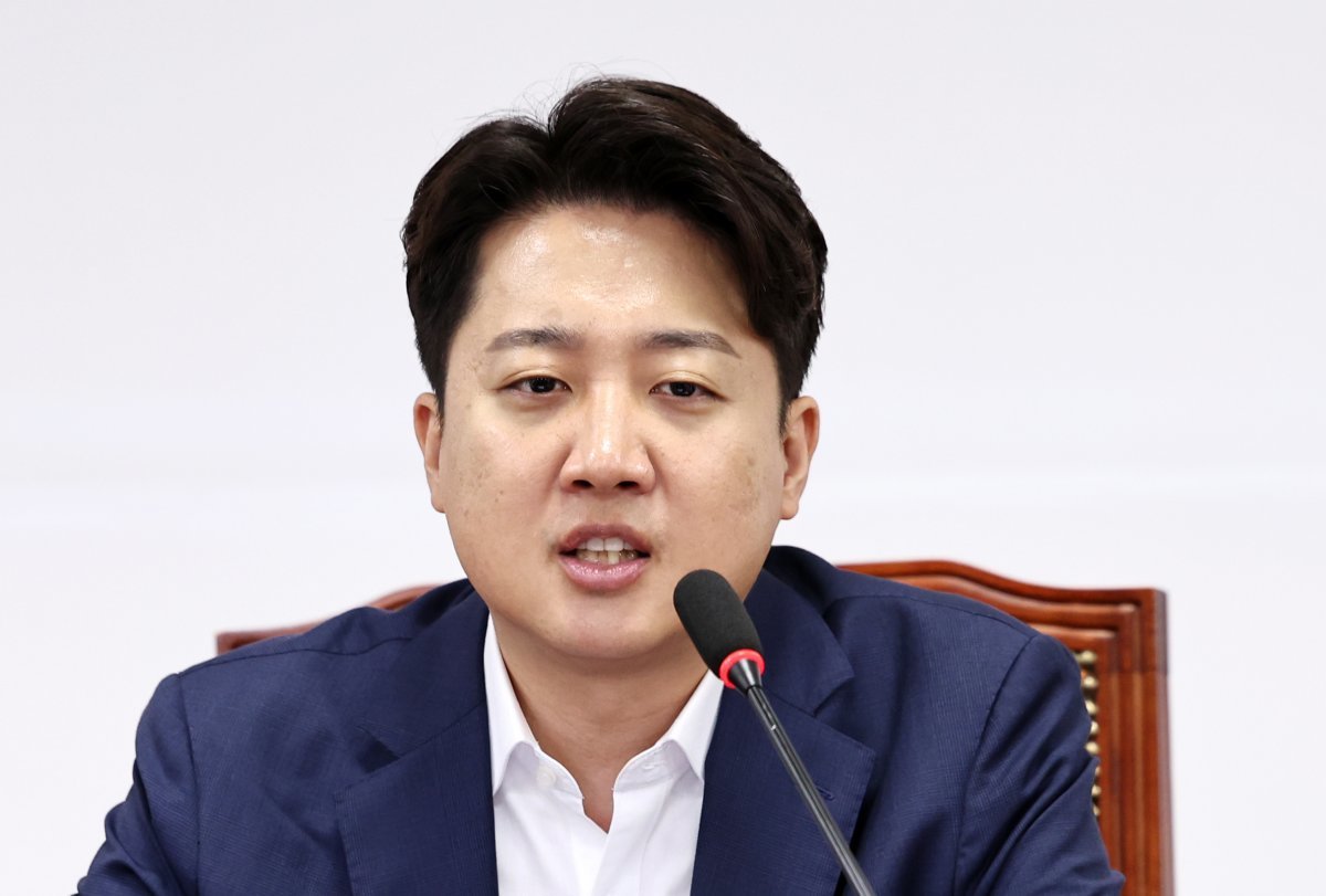 이준석 개혁신당 대표가 26일 오전 서울 여의도 국회에서 열린 최고위원회의에서 모두발언을 하고 있다. 2024.4.26/뉴스1