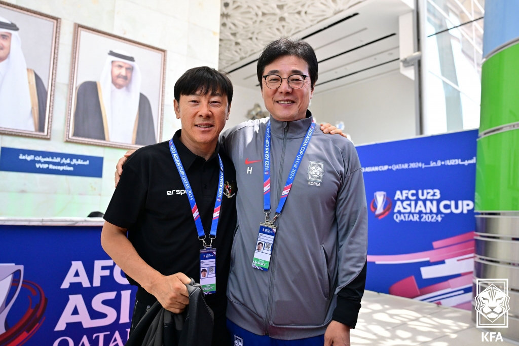 황선홍 U-23 대한민국 축구 국가대표팀 감독이 24일(현지시간) 카타르 도하 압둘라 빈 칼리파 스타디움에서 2024 아시아축구연맹(AFC) U-23 아시안컵 인도네시아와의 8강전을 앞두고 신태용 인도네시아 대표팀 감독과 기념촬영하고 있다. 대한축구협회 제공