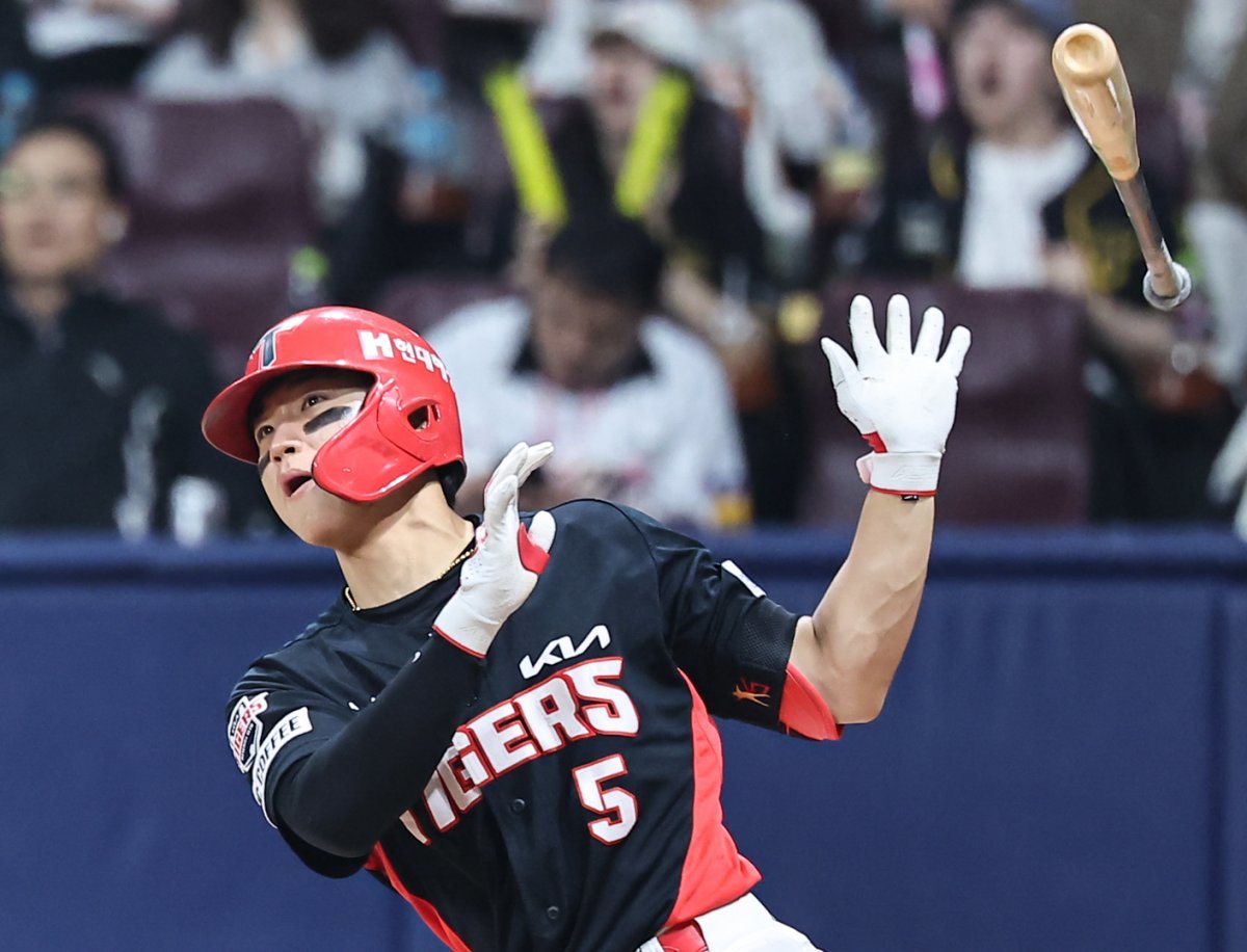 KIA Kim Do-young came out as the leadoff hitter in the top of the 5th inning in the game against Kiwoom held at Gocheok Sky Dome in Seoul on the 25th and hit his 10th home run of the season.  Kim Do-young, who has already completed 11 stolen bases, achieved 10 home runs and 10 stolen bases in one month for the first time in professional baseball history with this home run.  News 1