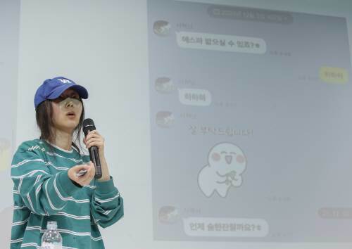 On the 25th, Min Hee-jin, CEO of Adore, a subsidiary of the group New Genes, held an emergency press conference at the Korea Conference Center in Seocho-gu, Seoul on suspicion of breach of trust in connection with an attempt to seize management rights from Hive, and is revealing a KakaoTalk message she shared with Hive Chairman Bang Si-hyuk.  News 1