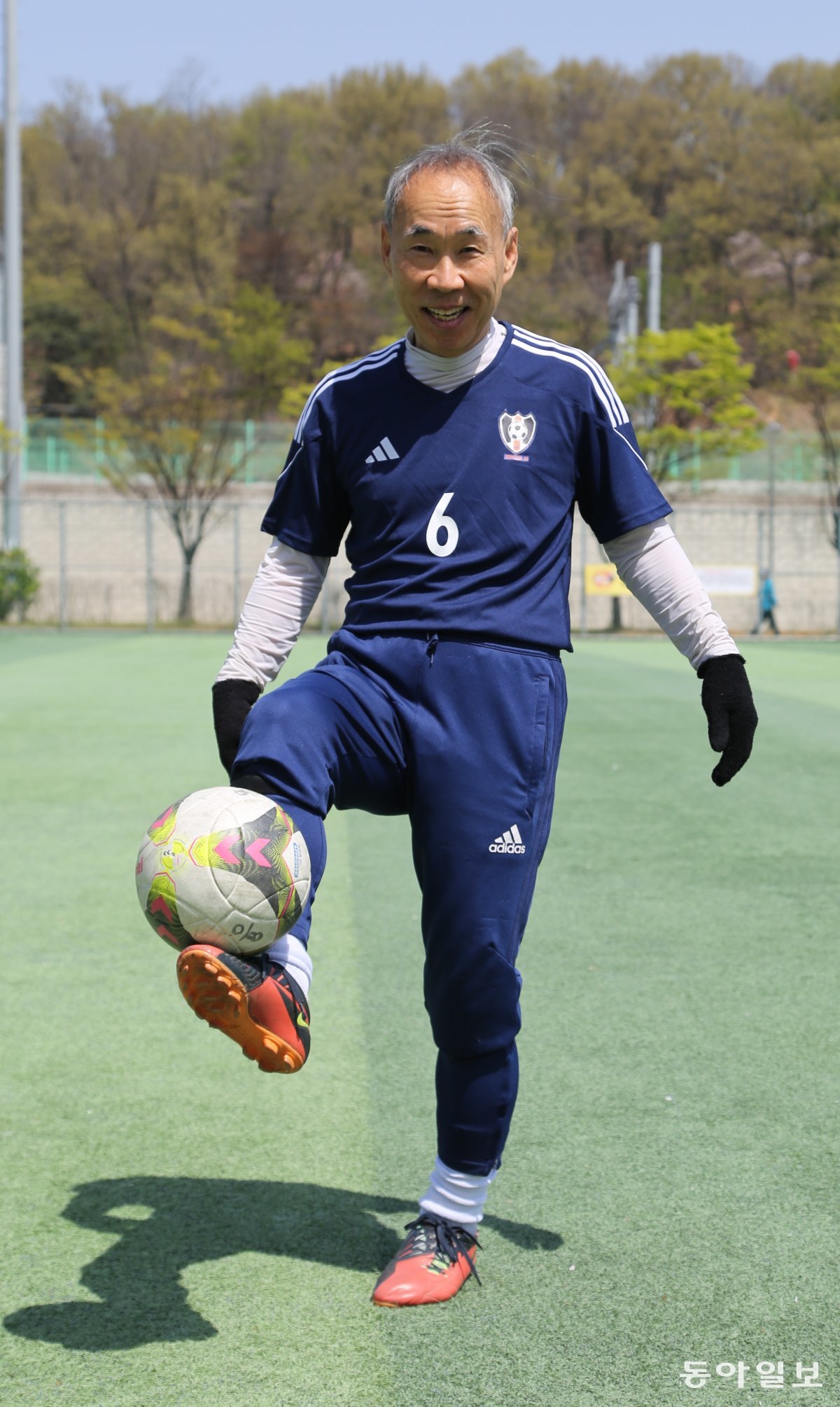 CEO Taeyong Lee is smiling brightly as he lifts the ball with his right foot at the soccer field at Chungjang Neighborhood Sports Park in Goyang-si, Gyeonggi-do.  Goyang = Reporter Yang Jong-gu yjongk@donga.com