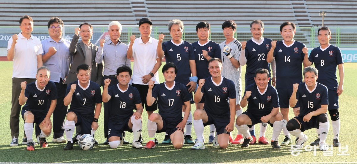 CEO Taeyong Lee (left, front row) poses with UNATD One members.  The fourth from the left in the back row is Director Park Gyeong-hoon.  Provided by Director Taeyong Lee.