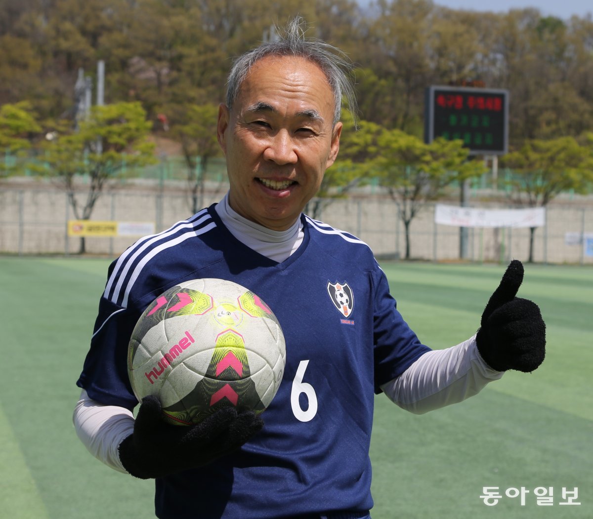 CEO Taeyong Lee is holding a ball and giving a thumbs up at the soccer field at Chungjang Neighborhood Sports Park in Goyang-si, Gyeonggi-do.  Goyang = Reporter Yang Jong-gu yjongk@donga.com
