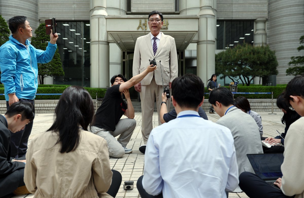 ‘대입전형 시행계획 변경 금지 가처분’ 신청 법률대리인인 이병철 변호사가 26일 의대 증원 소송 재판을 마친 뒤 서울중앙지법 앞에서 브리핑하고 있다. 2024.4.26/뉴스1 ⓒ News1