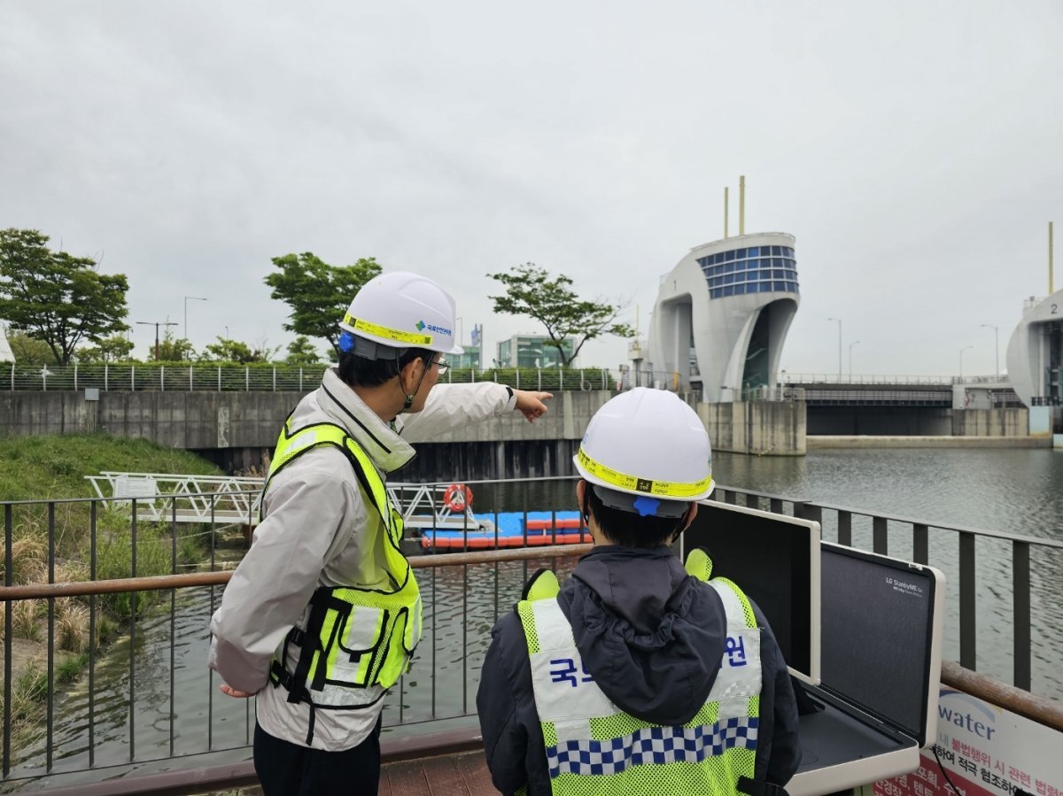 김일환 국토안전관리원장(왼쪽)이 낙동강하구둑 배수문 외관상태를 점검중하고 있는 모습.(국토안전관리원 제공)