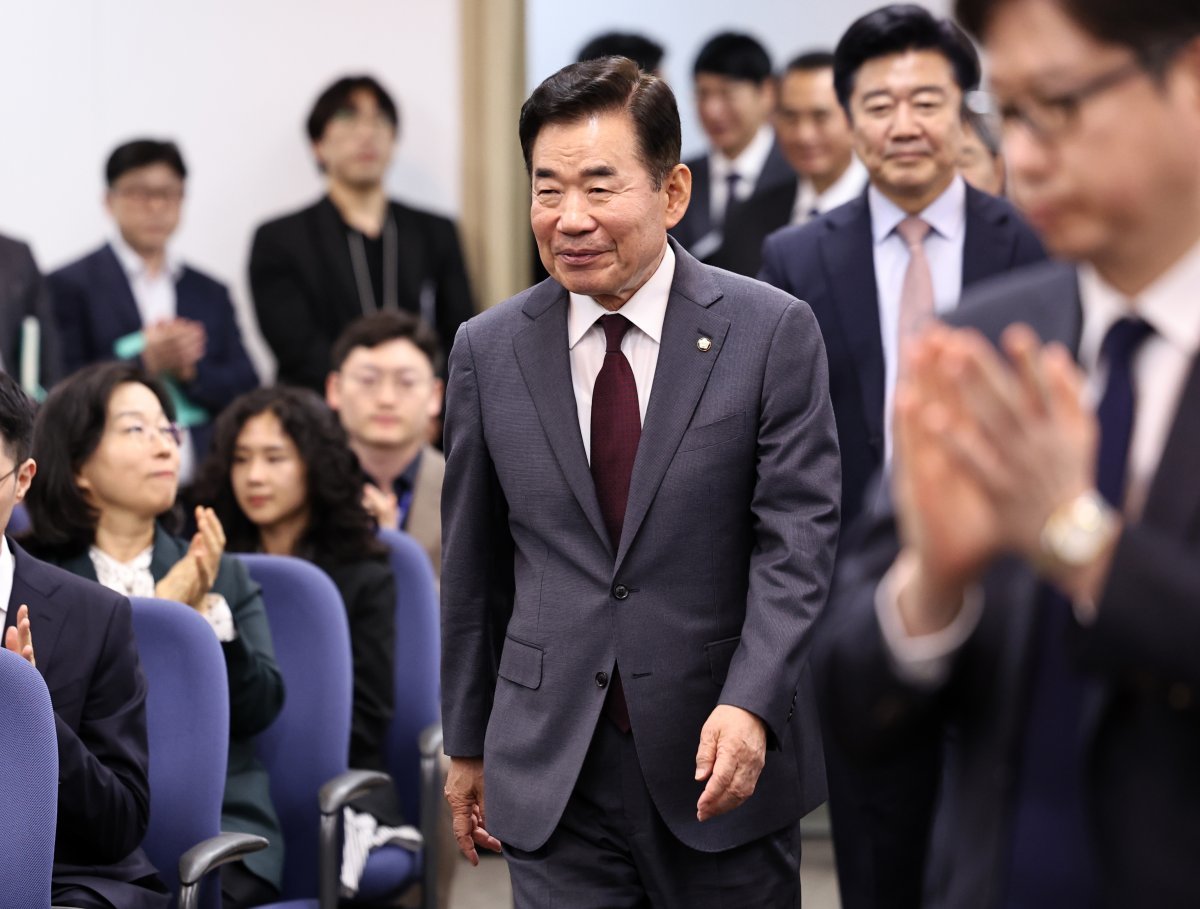 김진표 국회의장이 26일 오후 서울 여의도 국회도서관에서 열린 국회입법조사처 설립 17주년 기념식에 참석하고 있다. 2024.4.26/뉴스1