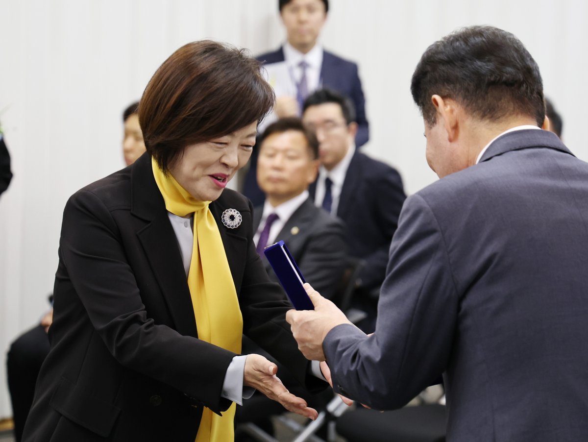 진선미 더불어민주당 의원이 26일 오후 서울 여의도 국회도서관에서 열린 국회입법조사처 설립 17주년 기념식에서 김진표 국회의장에게 공로패를 받고 있다. 2024.4.26/뉴스1