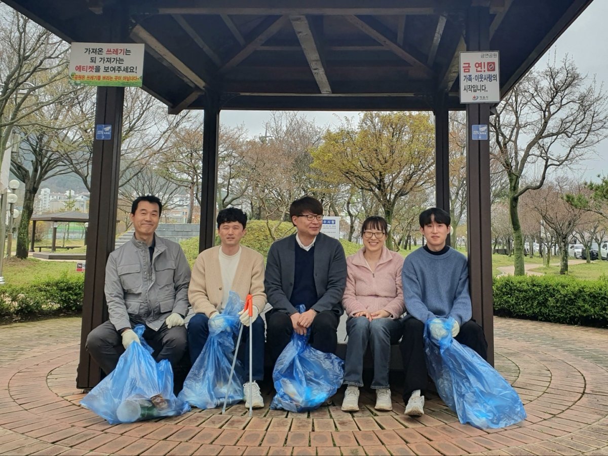 강경훈 대표(가운데) 및 키움바이오 임직원들. / 출처=키움바이오