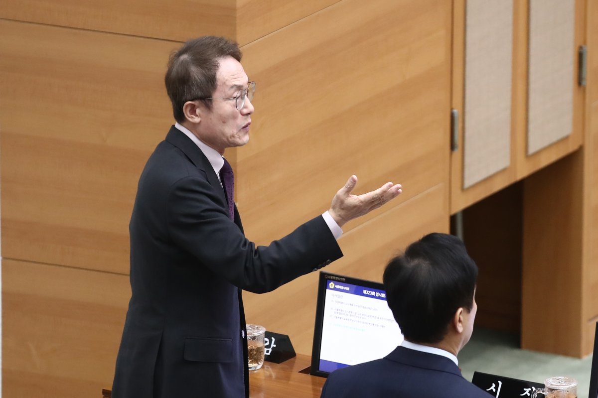 조희연 서울시교육감이 26일 오후 서울 중구 서울특별시의회 본회의장에서 열린 제323회 임시회 제3차 본회의에서 ‘서울특별시 학생인권조례 폐지조례안’ 표결에 앞서 김현기 의장에게 발언기회를 줄것을 요청하고 있다. 2024.4.26/뉴스1