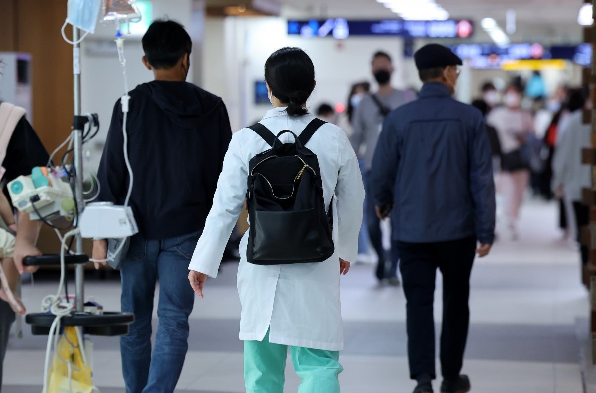 26일 서울 종로구 서울대병원에서 의료진이 이동하고 있다.  2024.4.26/뉴스1