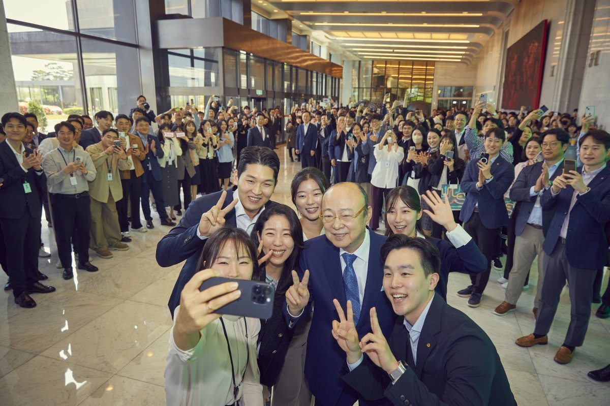 김승연 한화그룹 회장이 25일 서울 영등포구 63빌딩을 방문해 직원들과 ‘셀카’를 촬영하고 있다. 한화 제공