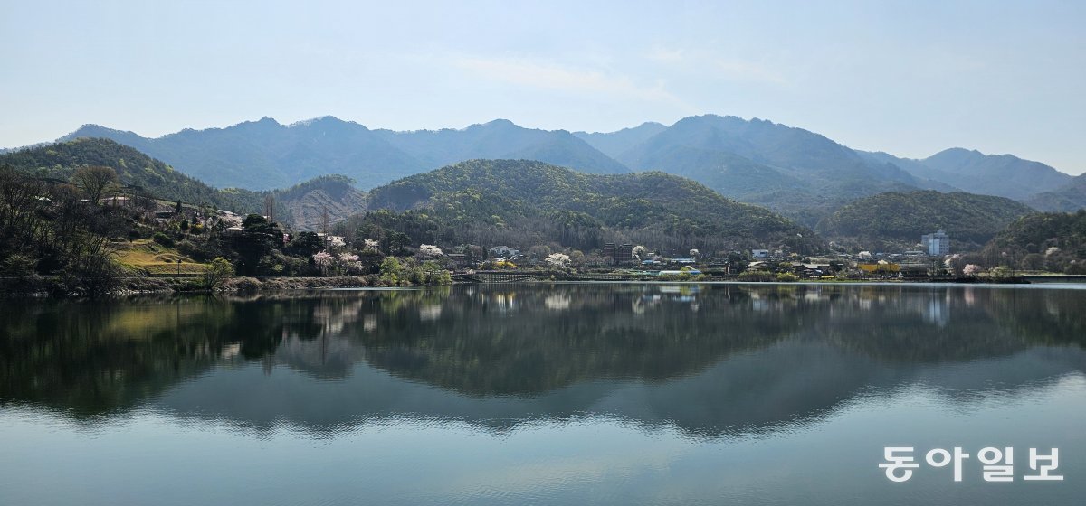 If you walk along the Nonsan Surak Reservoir trail (2km), you can see the peak of Daedunsan Mountain reflected in the water at a glance.