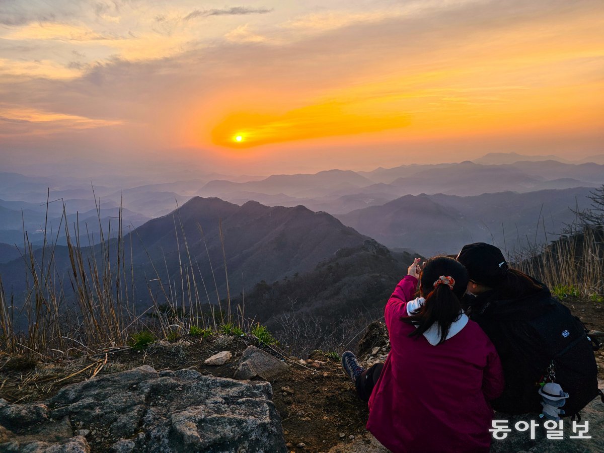 대둔산 제2봉 낙조대 정상 일출. 운해가 첩첩이 쌓여 있는 산그리메를 헤치고 붉은 태양이 떠오르고 있다.