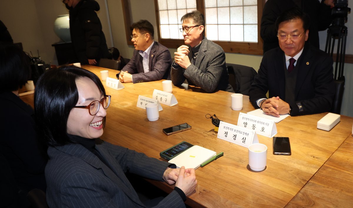 정경실 보건복지부 보건의료정책관이 지난 1 서울 중구 컨퍼런스하우스 달개비에서 열린 제27차 의료현안협의체에서 모두 발언을 마치고 환담을 하며 환하게 웃고 있다. 2024.1.31/뉴스1 ⓒ News1