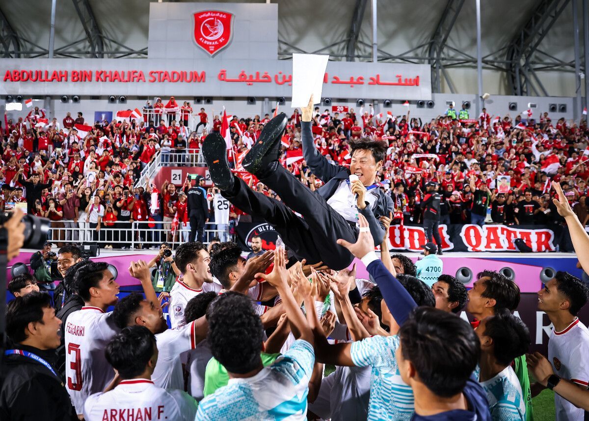 On the 26th, Indonesian national soccer team coach Shin Tae-yong (above) receives a rinse from his players after defeating Korea in a penalty shootout in the quarterfinals of the U-23 Asian Cup. Coach Shin advanced Indonesia, which was participating for the first time in this competition, to the semifinals, increasing its chances of advancing to the Olympic finals for the first time in 68 years. Photo source: Asian Football Confederation website