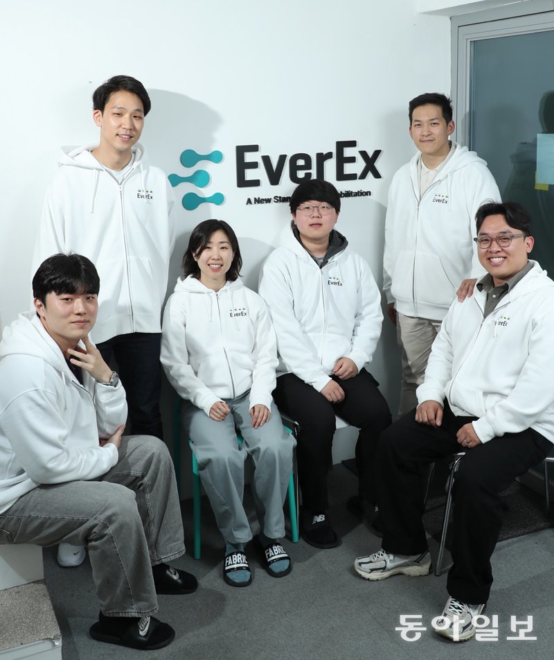 CEO Yoon Chan (second from right) and employees.  Reporter Shin Won-gun laputa@donga.com