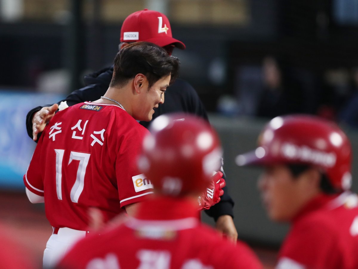 SSG Choo Shin-soo is congratulated by manager Lee Soong-yong after reaching the 2,000th hit between Korea and the United States in the bottom of the second inning of the '2024 Shinhan SOL Bank KBO League' Lotte Giants and SSG Landers game held at Sajik Baseball Stadium in Busan on the afternoon of the 24th. 2024.4.24. News 1